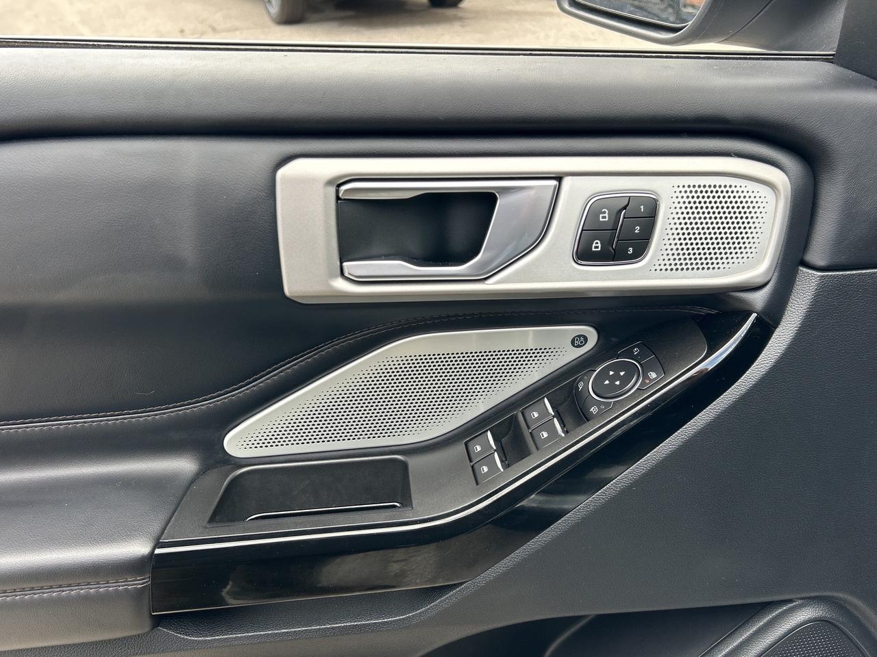 2022 Ford Explorer Platinum 4WD Photo
