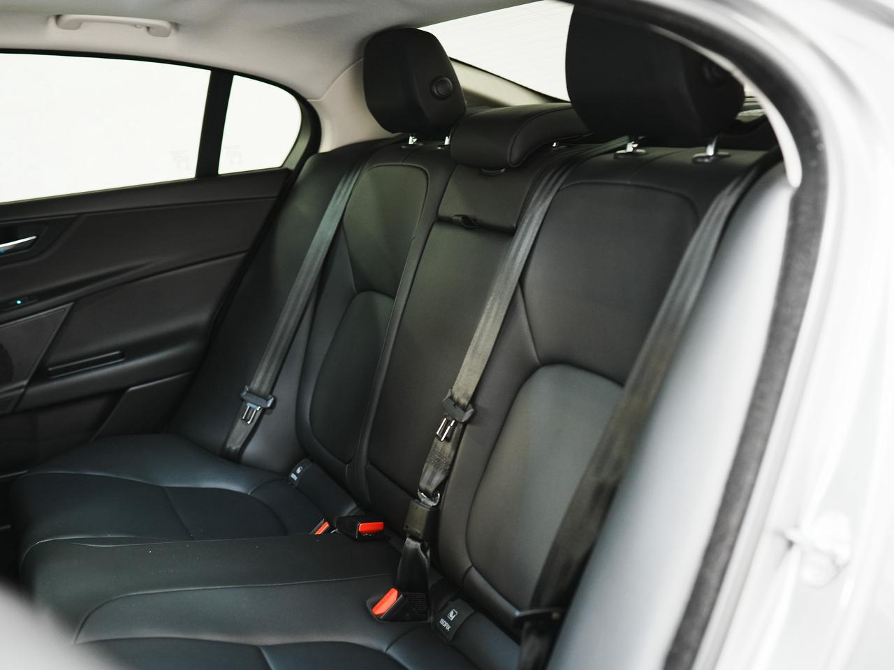 2017 Jaguar XE 35T | PREMIUM | MERIDIAN | SUNROOF Photo