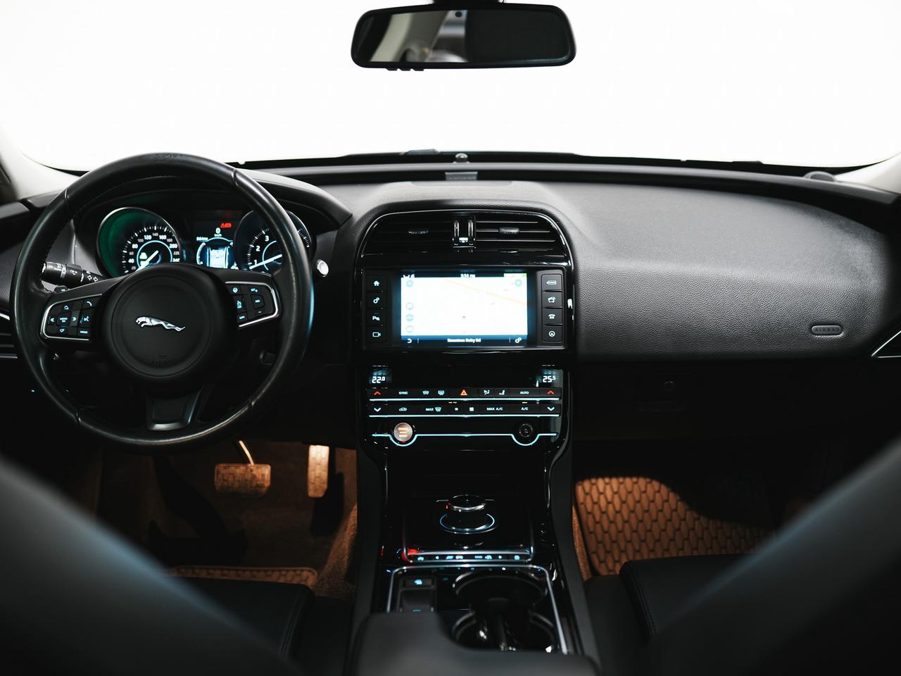 2017 Jaguar XE 35T | PREMIUM | MERIDIAN | SUNROOF Photo