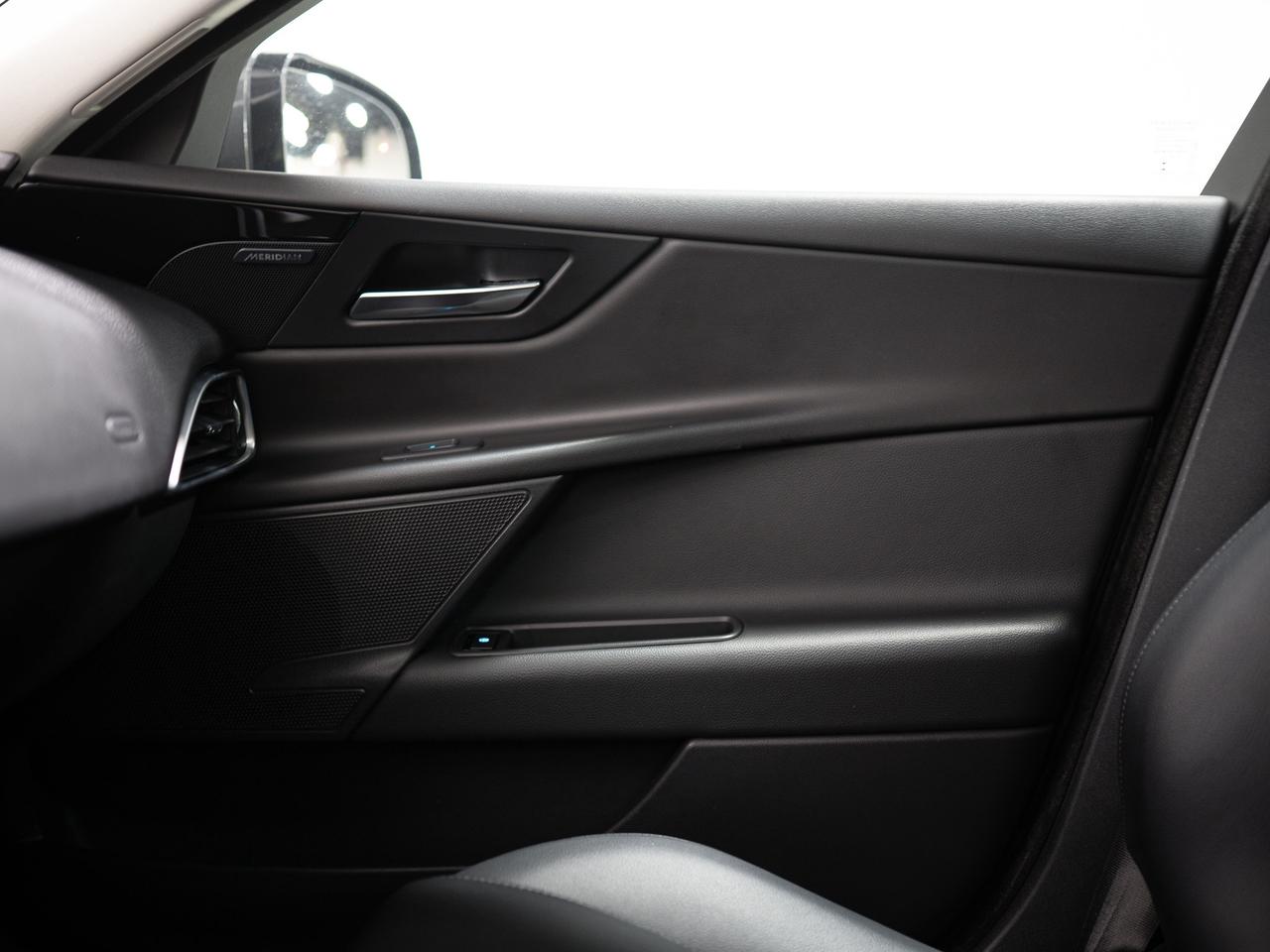 2017 Jaguar XE 35T | PREMIUM | MERIDIAN | SUNROOF Photo