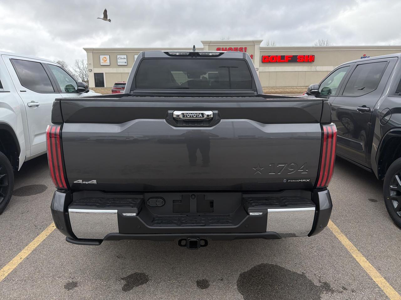 2026 Toyota Tundra Platinum Hybrid Photo