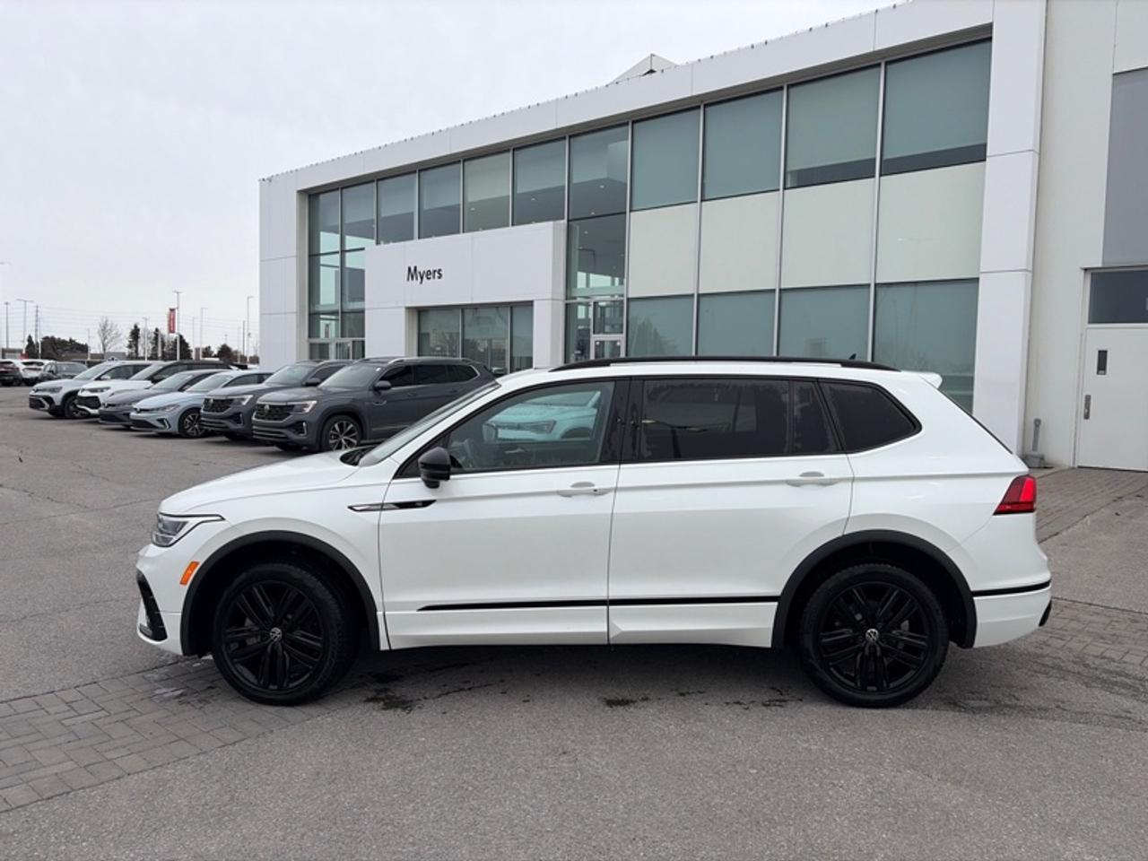 2022 Volkswagen Tiguan Comfortline R-Line Black Edition Photo