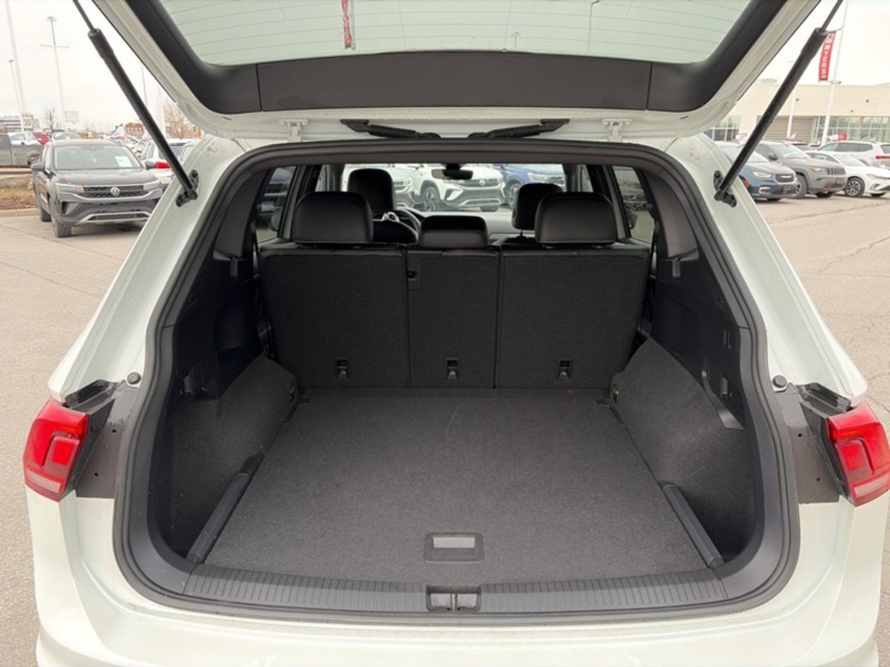 2022 Volkswagen Tiguan Comfortline R-Line Black Edition Photo