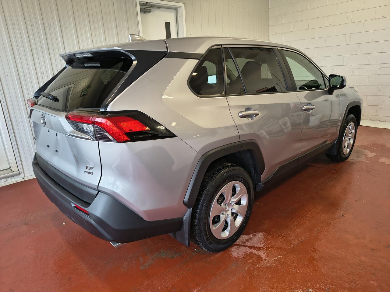 2023 Toyota RAV4 LE Photo0