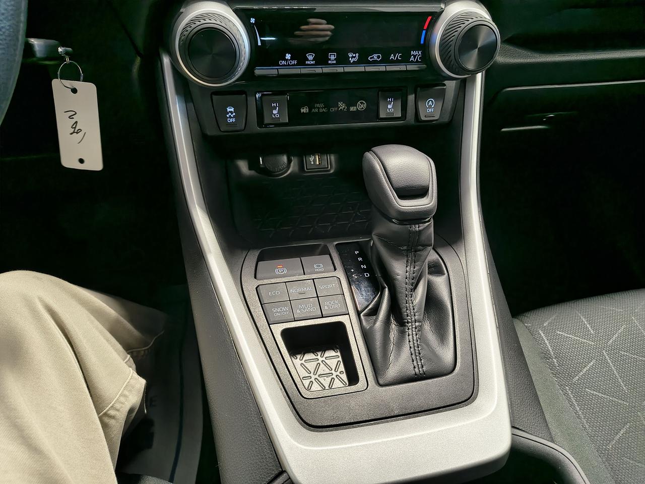 2023 Toyota RAV4 LE Photo0