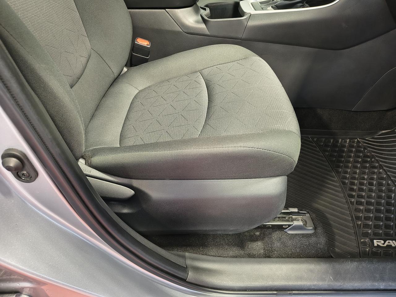 2023 Toyota RAV4 LE Photo0