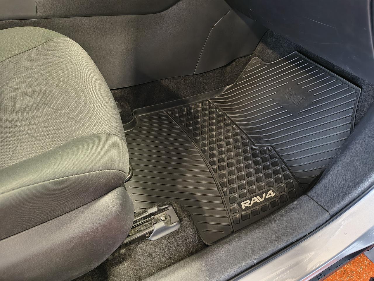 2023 Toyota RAV4 LE Photo0