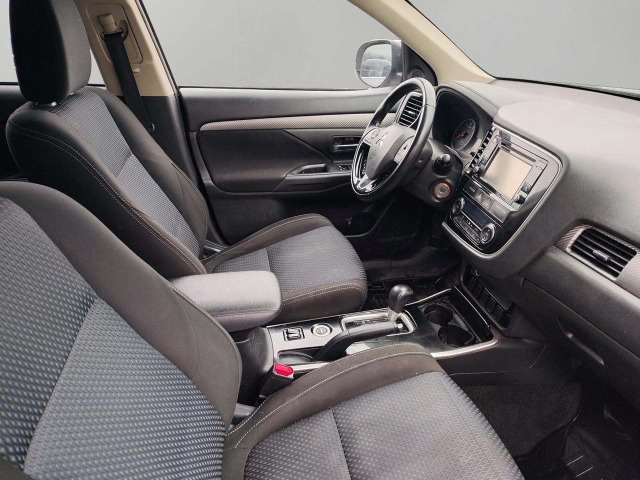 2017 Mitsubishi Outlander ES Photo