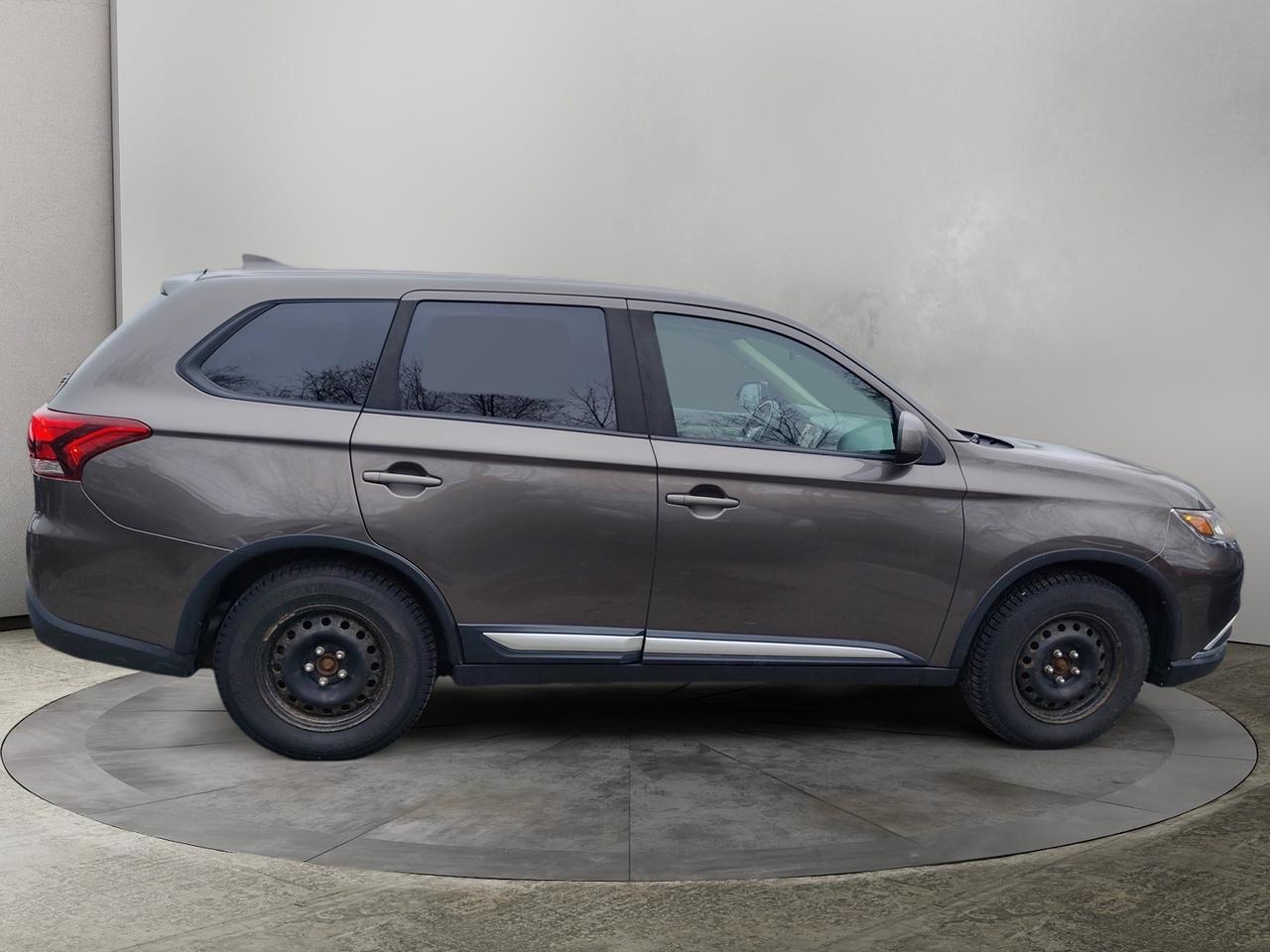 2017 Mitsubishi Outlander ES Photo