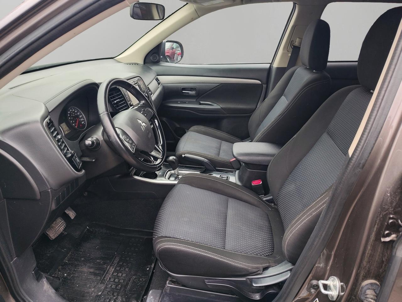 2017 Mitsubishi Outlander ES Photo