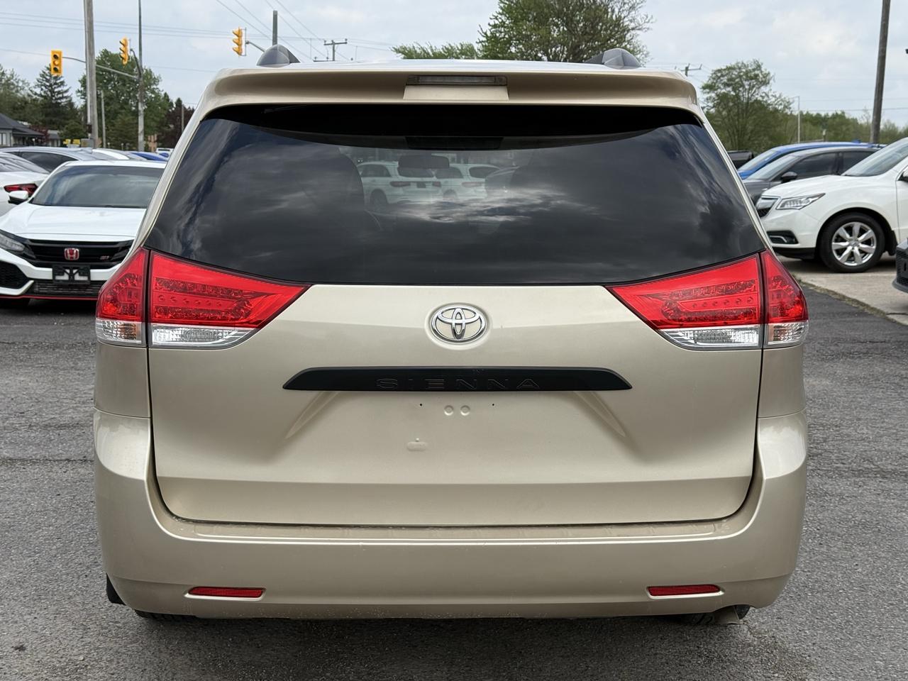 2013 Toyota Sienna  Photo3