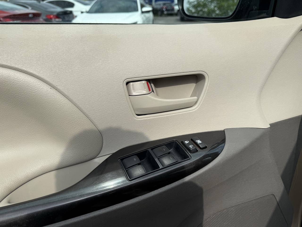 2013 Toyota Sienna  Photo