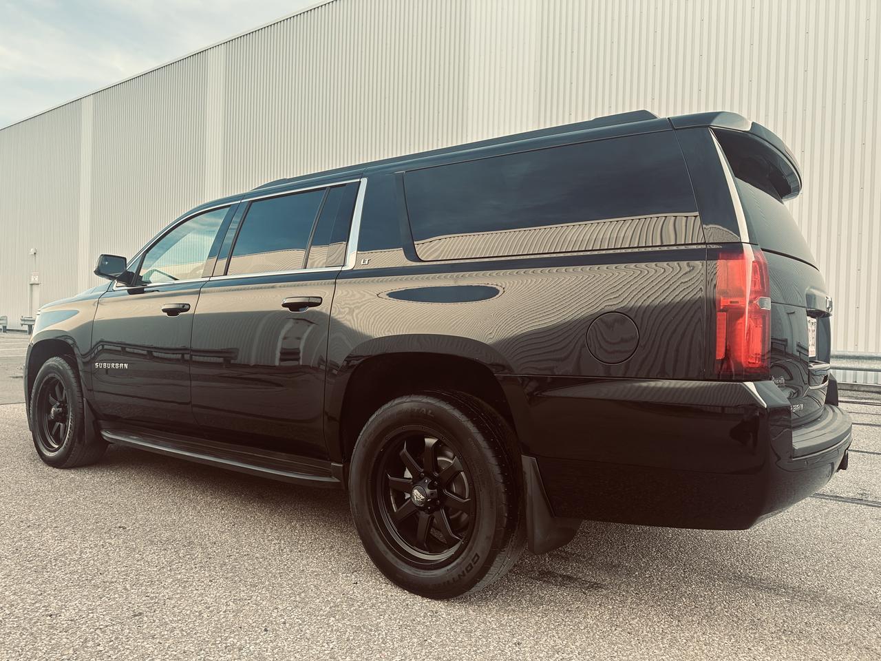 2019 Chevrolet Suburban 4WD 4dr 1500 LT Triple Black Photo3