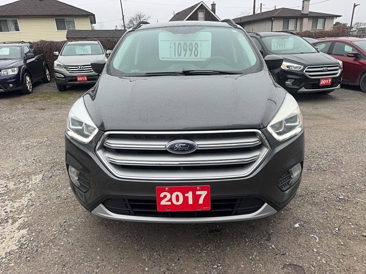 <div>2017 Ford Escape SE gray with black interior comes fully certified with Assurant coast to coast 6 months 6000 km warranty included looks and runs great&nbsp;</div>