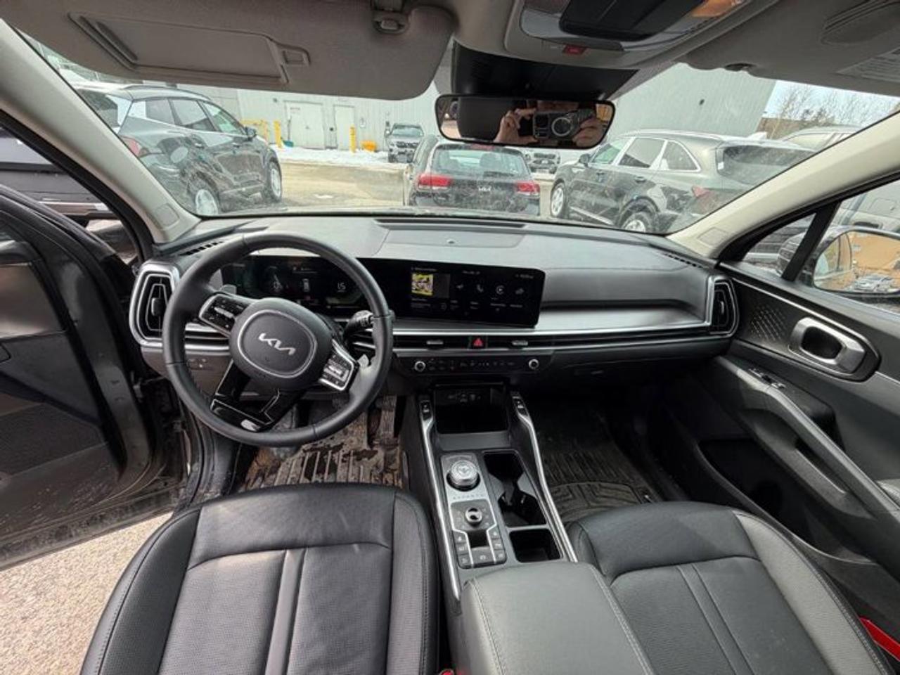 2025 Kia Sorento Plug-In Hybrid EX AWD PHEV | Leather | Heated Seats + Steering | Captain Seats | Intelligent Cruise | and More ! Photo