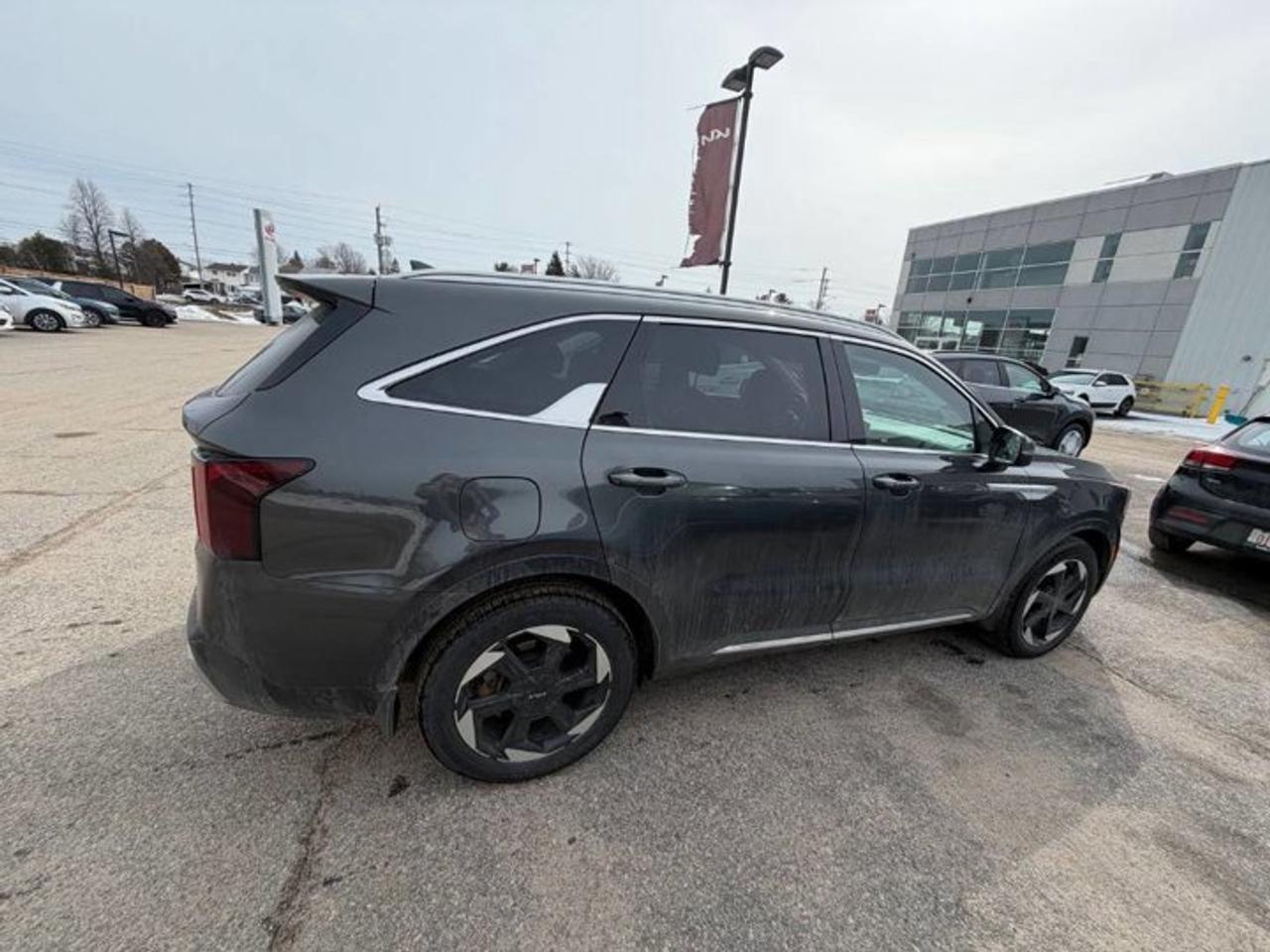 2025 Kia Sorento Plug-In Hybrid EX AWD PHEV | Leather | Heated Seats + Steering | Captain Seats | Intelligent Cruise | and More ! Photo