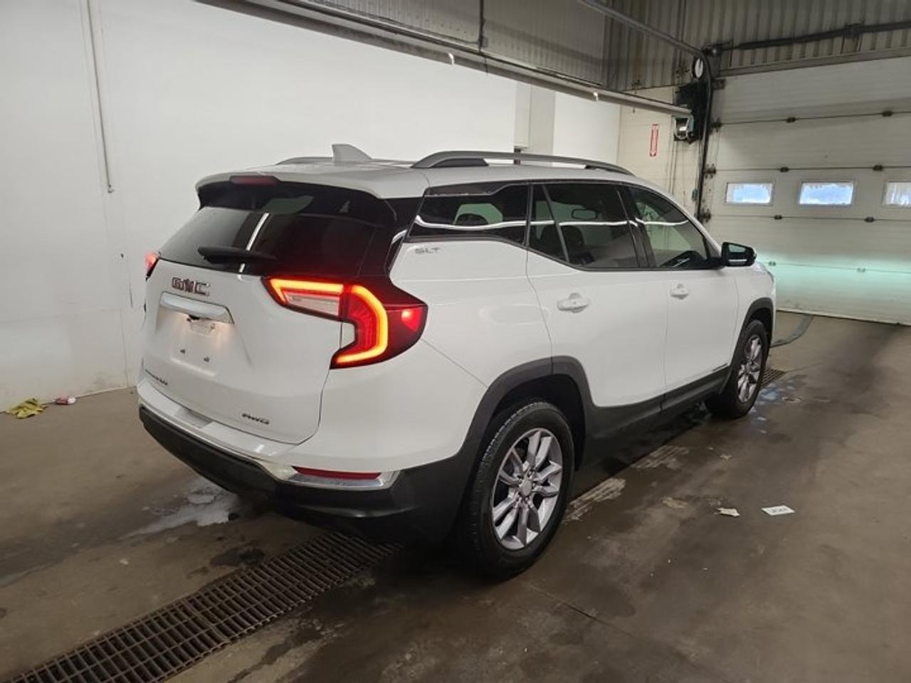 2024 GMC Terrain SLT AWD | Leather | Heated Seats + Steering | Power Liftgate | Remote Start | CarPlay | and More ! Photo3