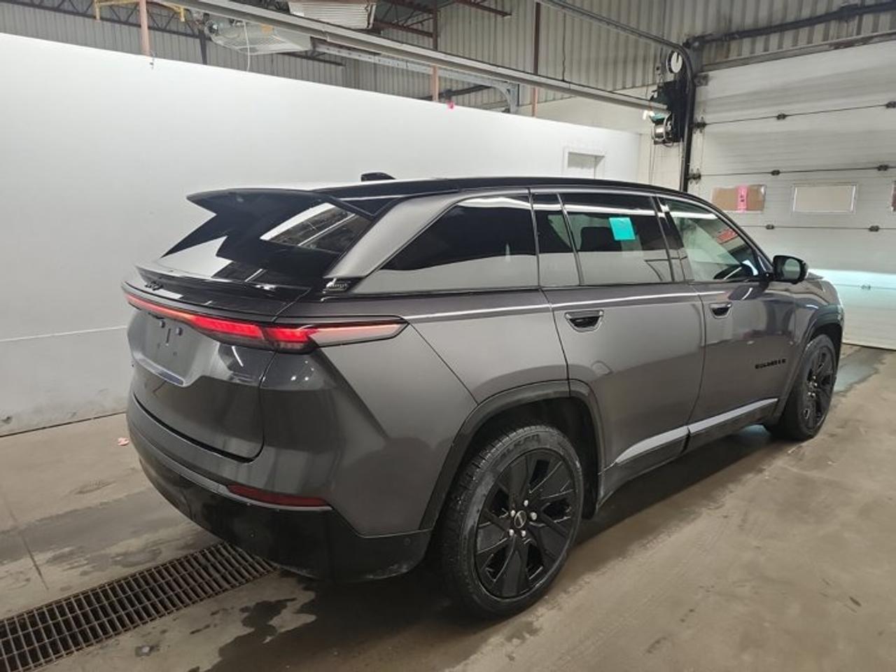 2024 Jeep Wagoneer S Launch Edition 4WD | EV | Leather | Sunroof | Nav | HUD | Massage Seats | Cooled Seats and More ! Photo