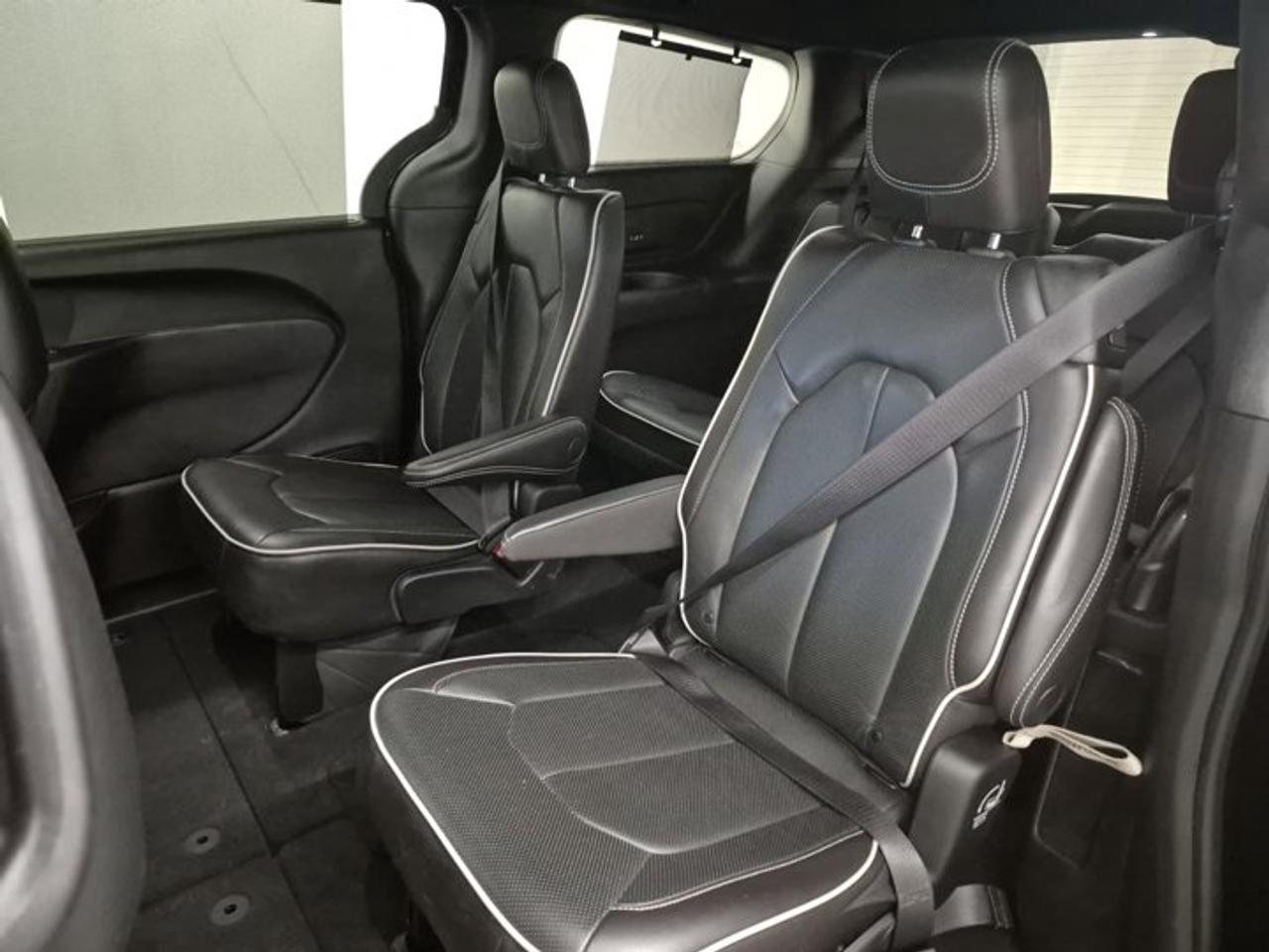 2022 Chrysler Pacifica Limited "S" AWD | Leather | Sunroof | Nav | 360 Camera | Adaptive Cruise | Cooled Seats and More ! Photo2