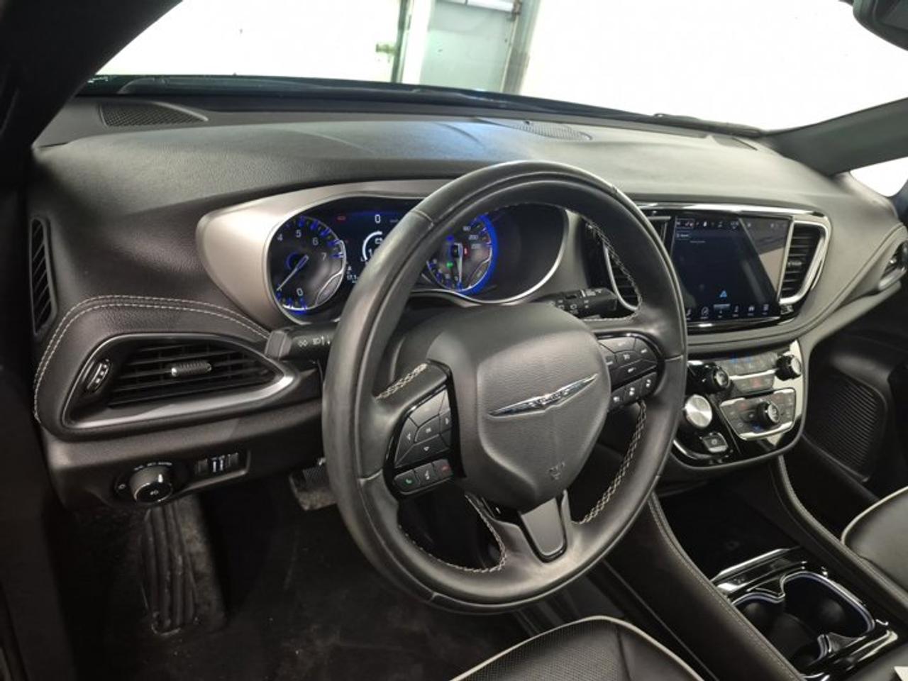 2022 Chrysler Pacifica Limited "S" AWD | Leather | Sunroof | Nav | 360 Camera | Adaptive Cruise | Cooled Seats and More ! Photo3