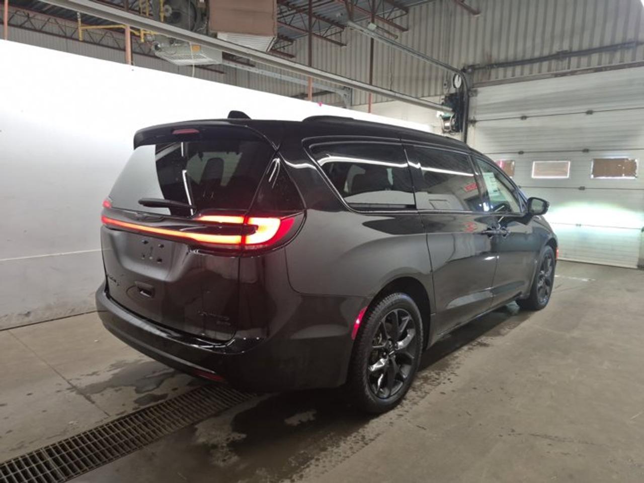 2022 Chrysler Pacifica Limited "S" AWD | Leather | Sunroof | Nav | 360 Camera | Adaptive Cruise | Cooled Seats and More ! Photo4
