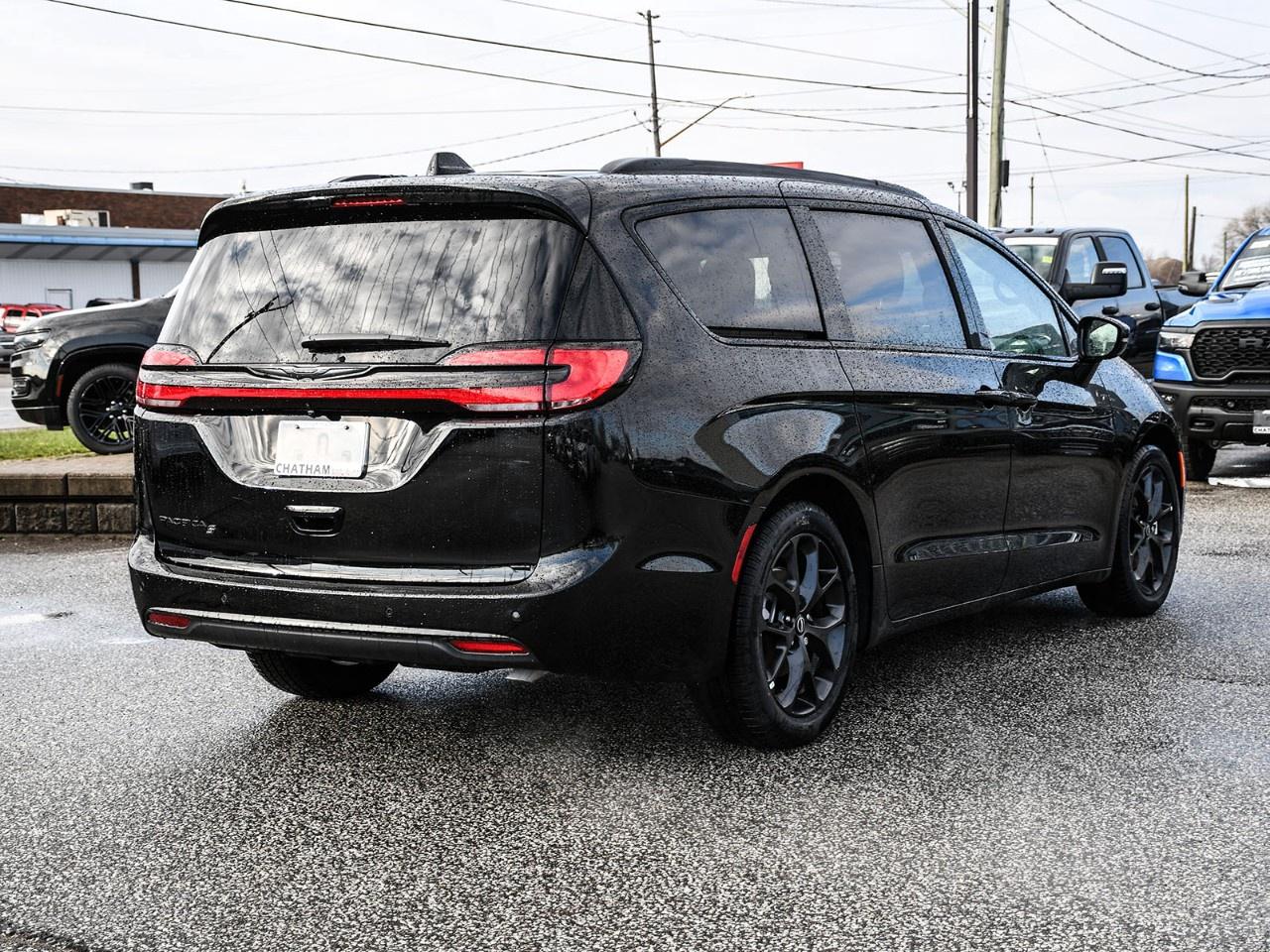 2026 Chrysler Pacifica Select FWD Photo3