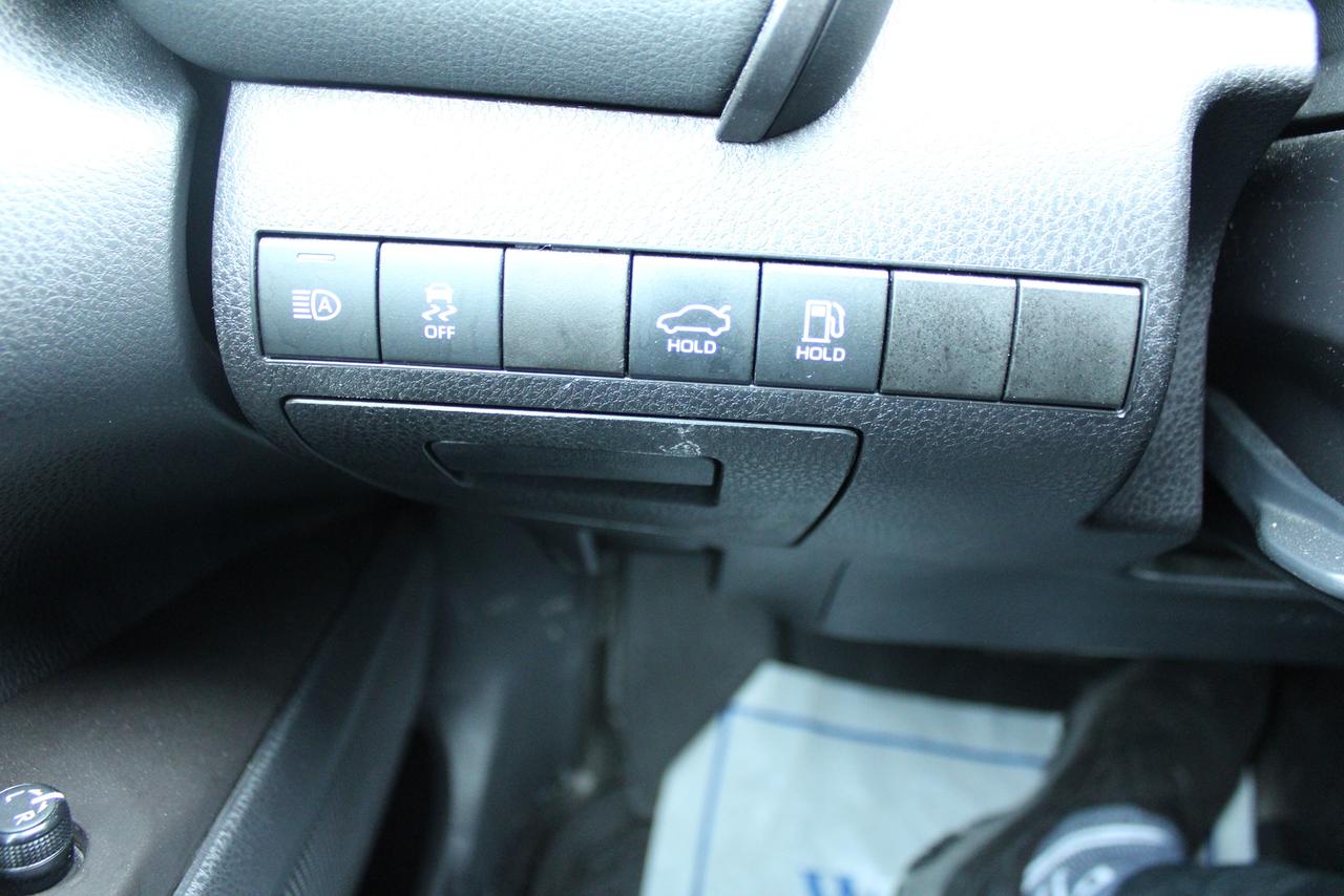 2022 Toyota Camry HYBRID LE Auto Photo