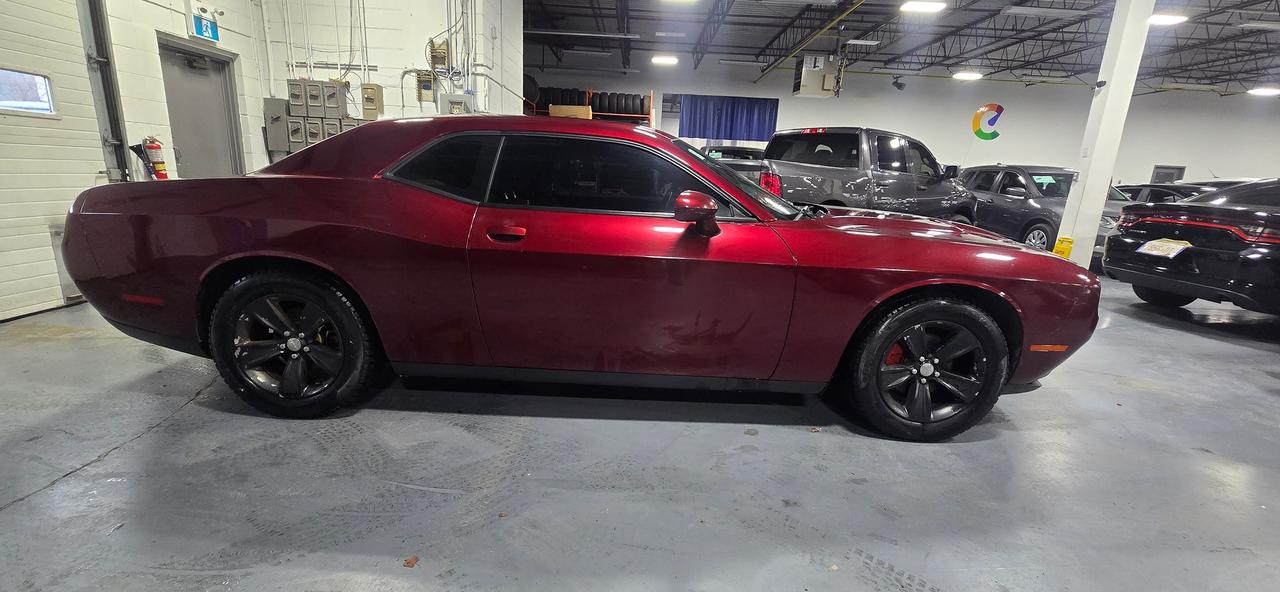 2017 Dodge Challenger SXT Photo3
