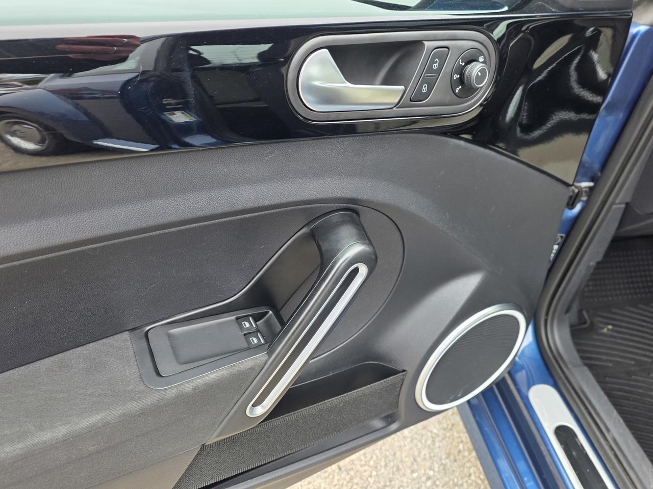 2018 Volkswagen Beetle 2.0T SE Photo