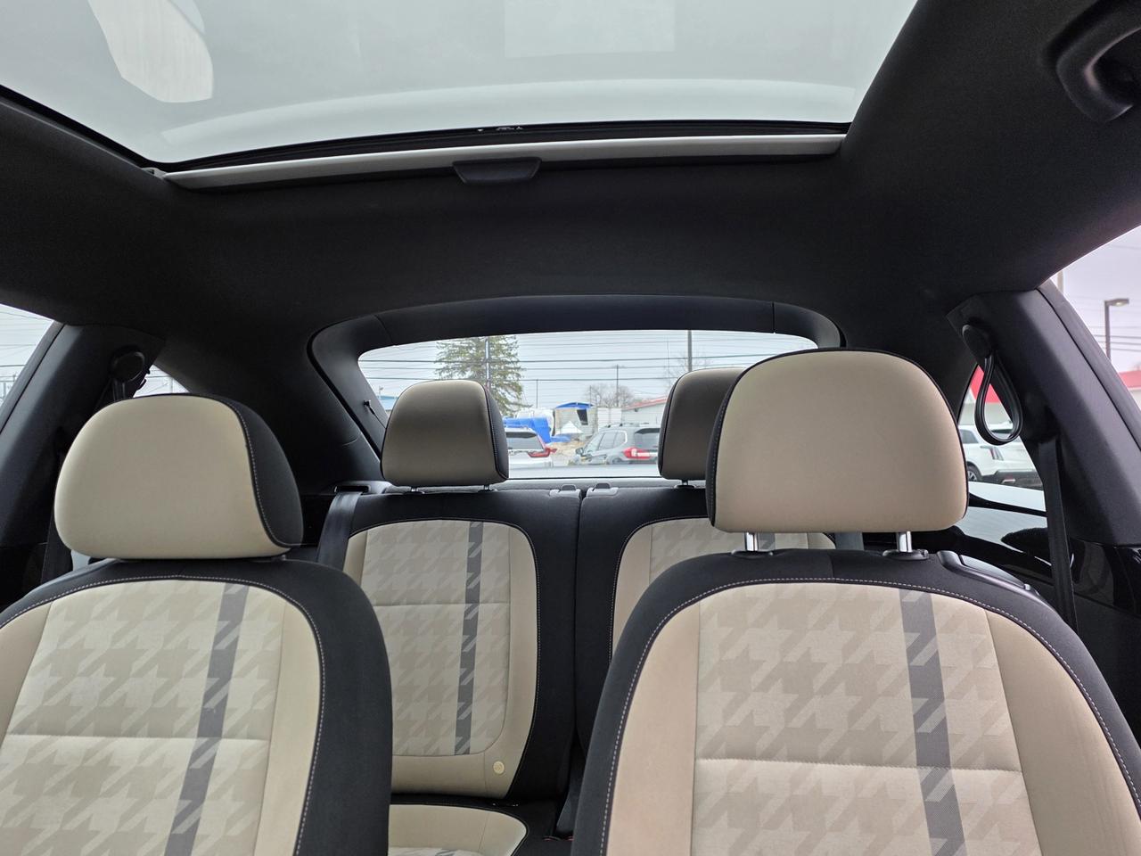 2018 Volkswagen Beetle 2.0T SE Photo