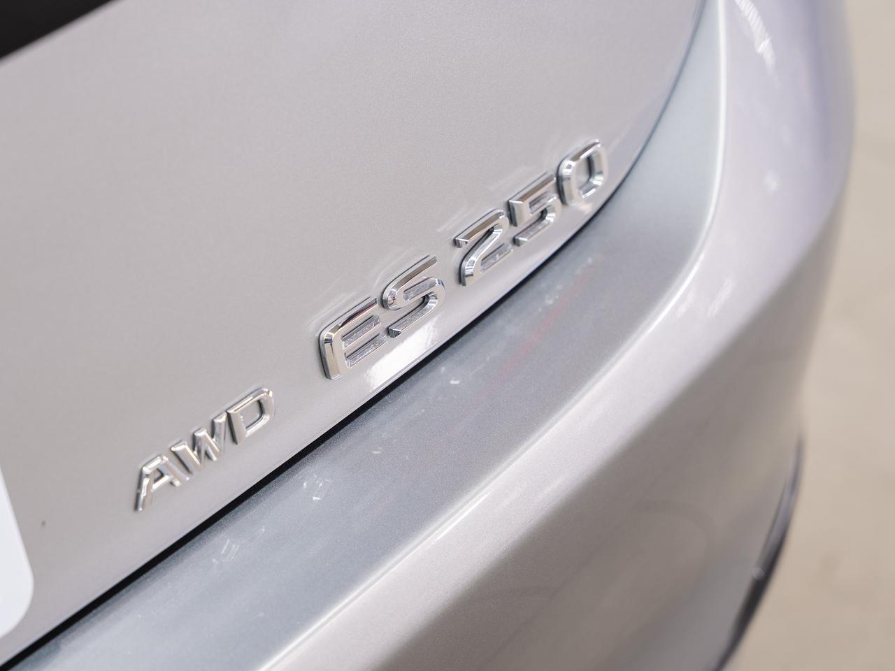 2022 Lexus ES 250 AWD | Leather | Sunroof | BSM | ACC | CarPlay