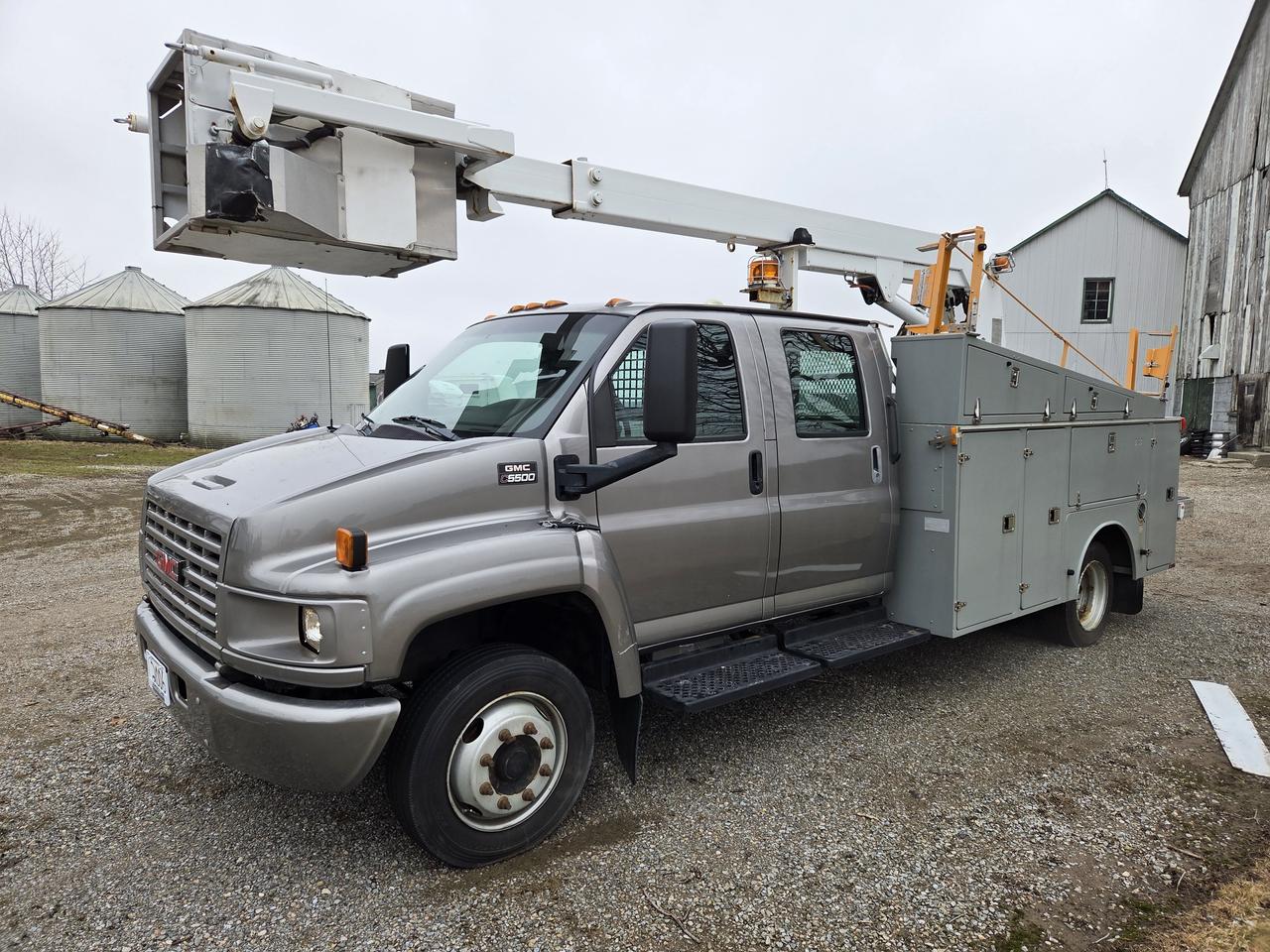Used 2006 GMC 5500 Service Body / Boom Truck for sale in Belmont, ON