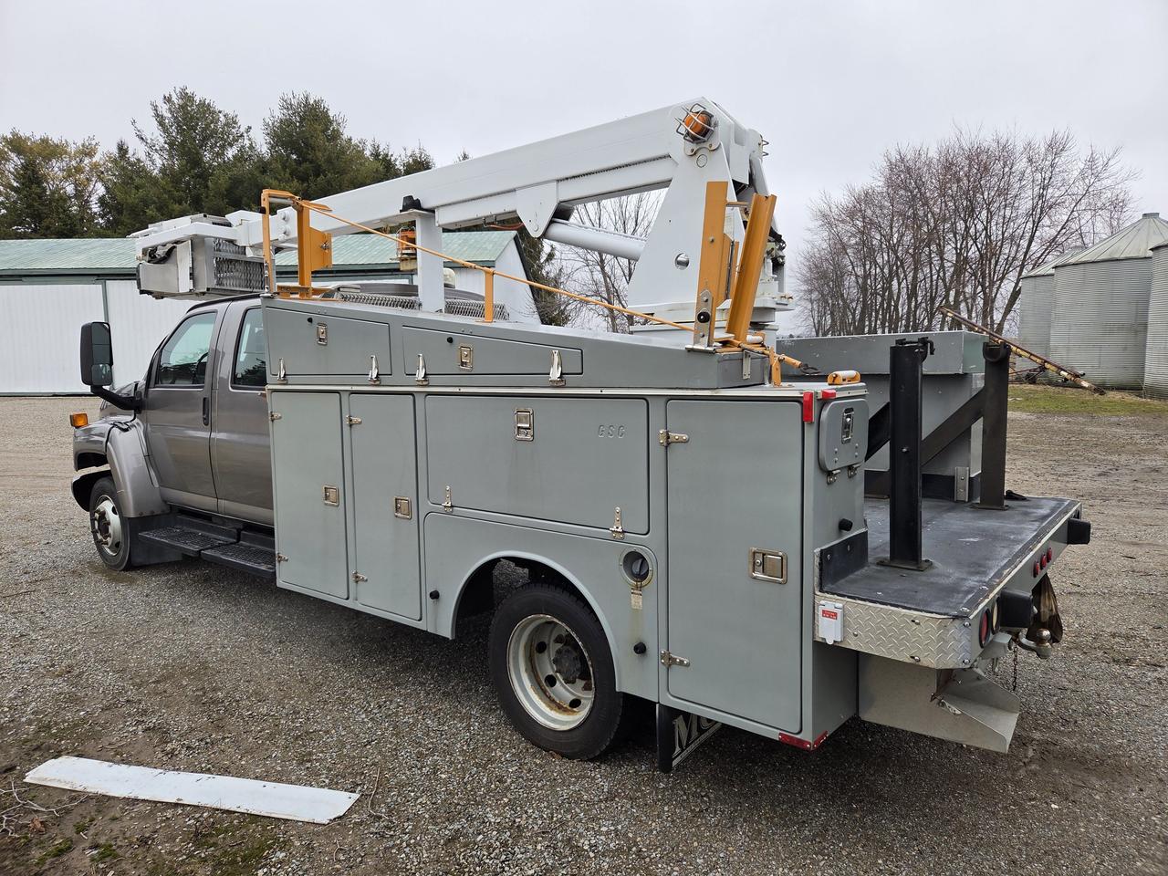 2006 GMC 5500 Service Body / Boom Truck Photo2