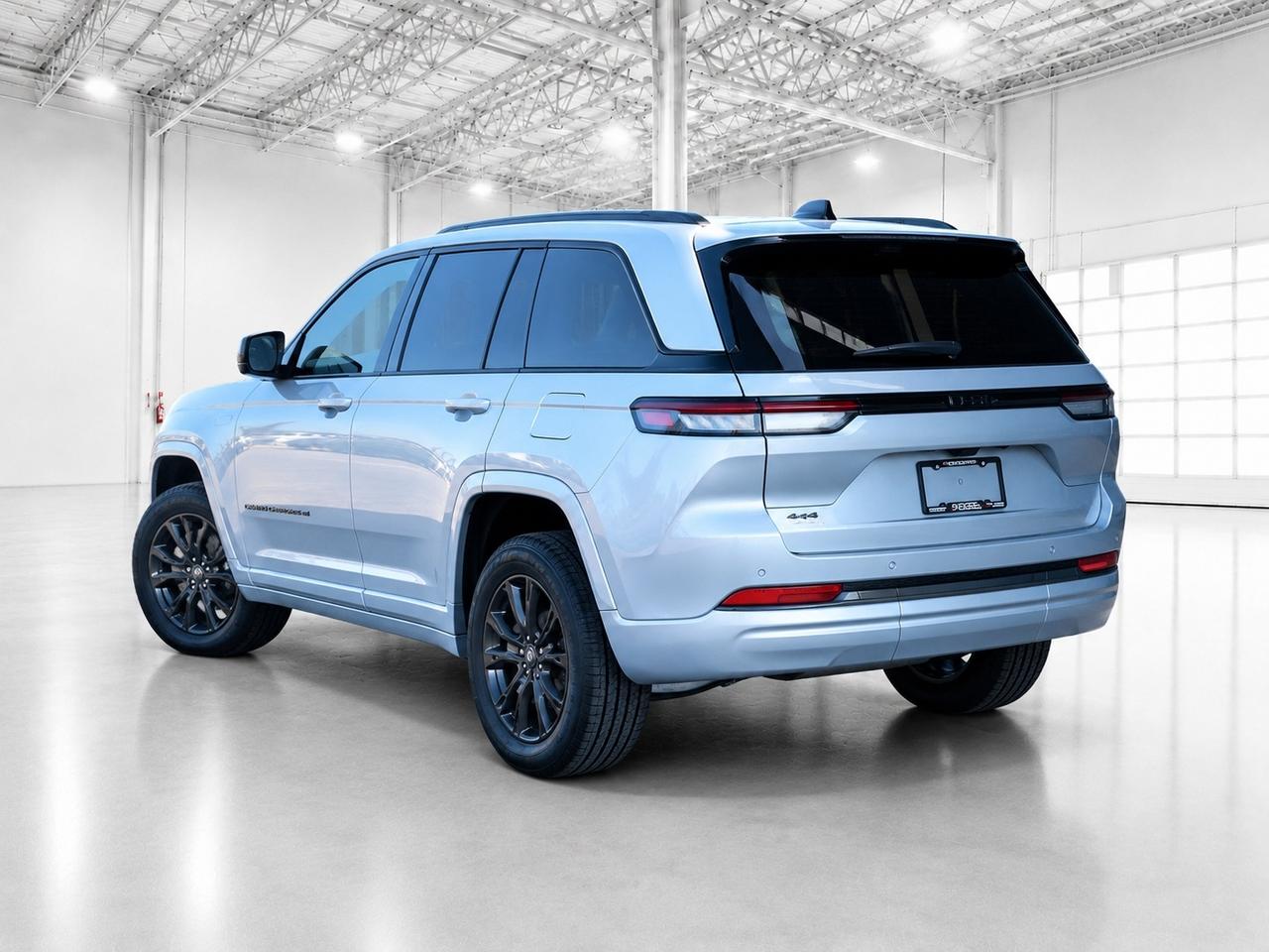 2026 Jeep Grand Cherokee LIMITED RESERVE | Leather | Pano Roof | Pwr Trunk Photo3