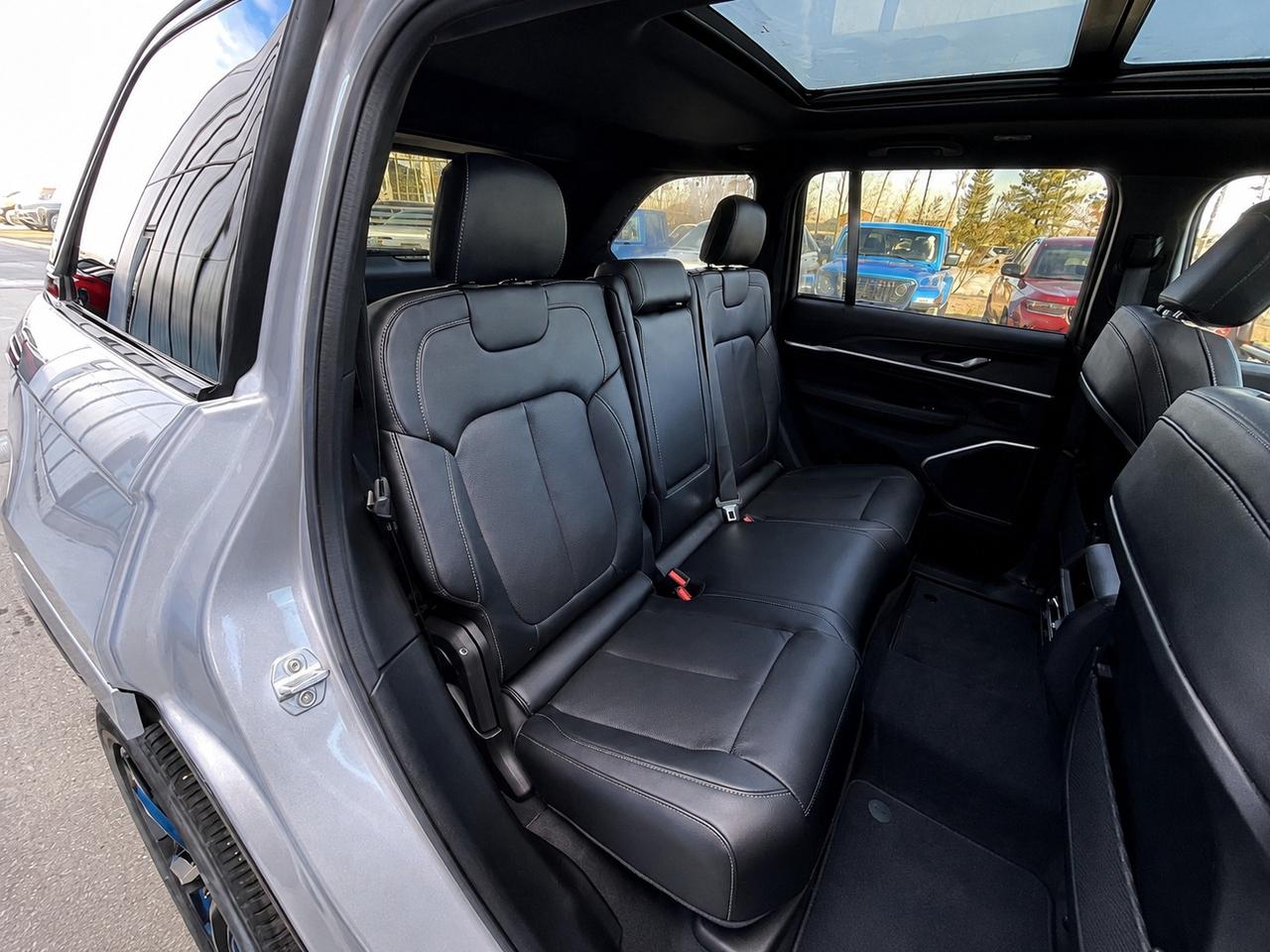 2026 Jeep Grand Cherokee LIMITED RESERVE | Leather | Pano Roof | Pwr Trunk Photo