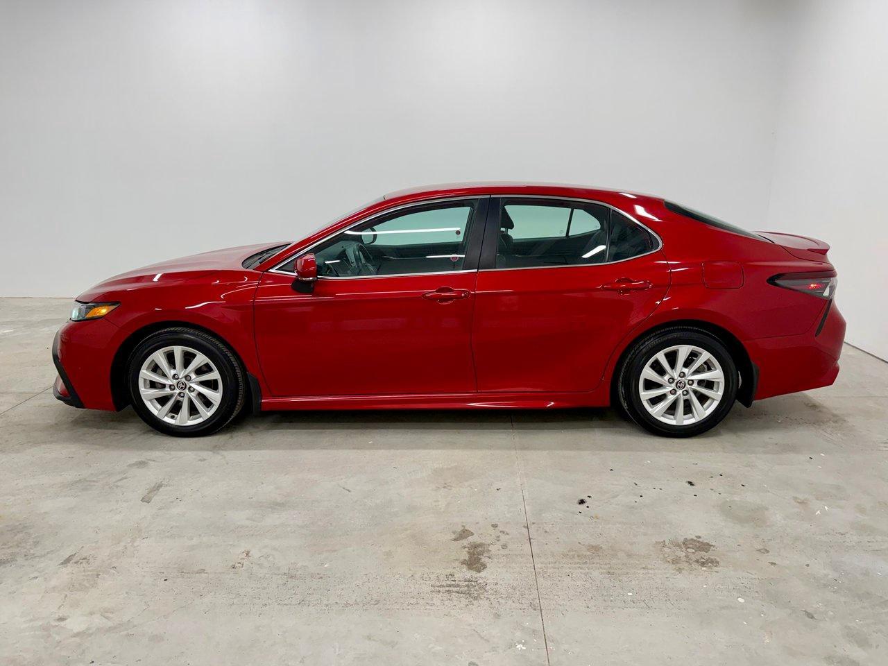 2022 Toyota Camry SE Photo2