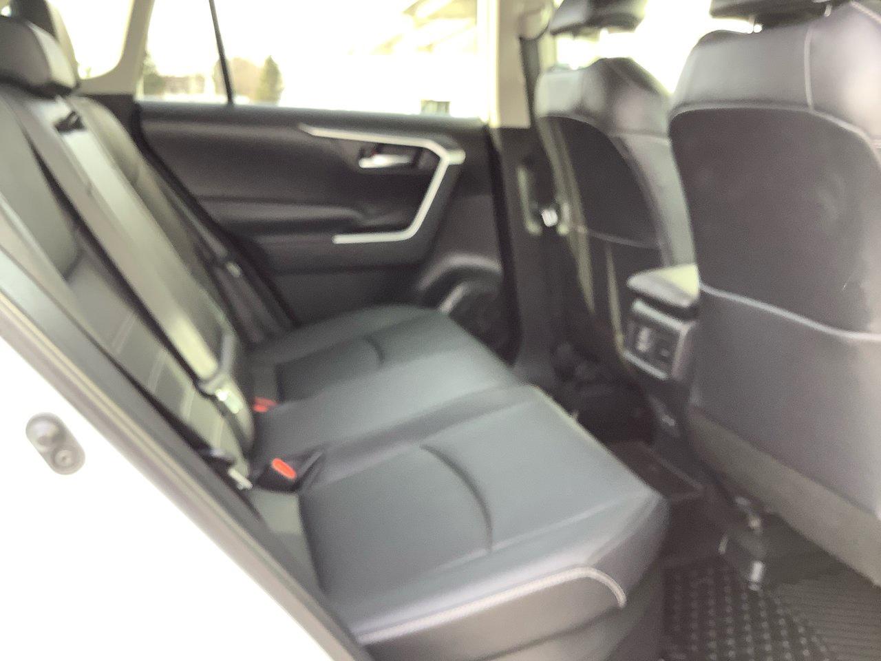 2023 Toyota RAV4 Hybrid XLE Photo3