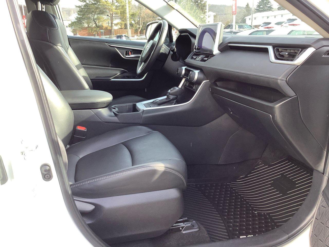 2023 Toyota RAV4 Hybrid XLE Photo