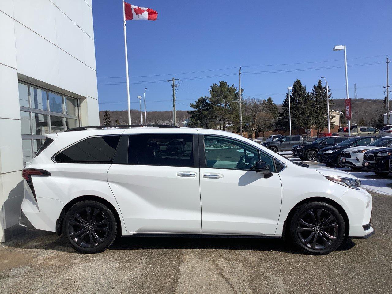 2023 Toyota Sienna  Photo3