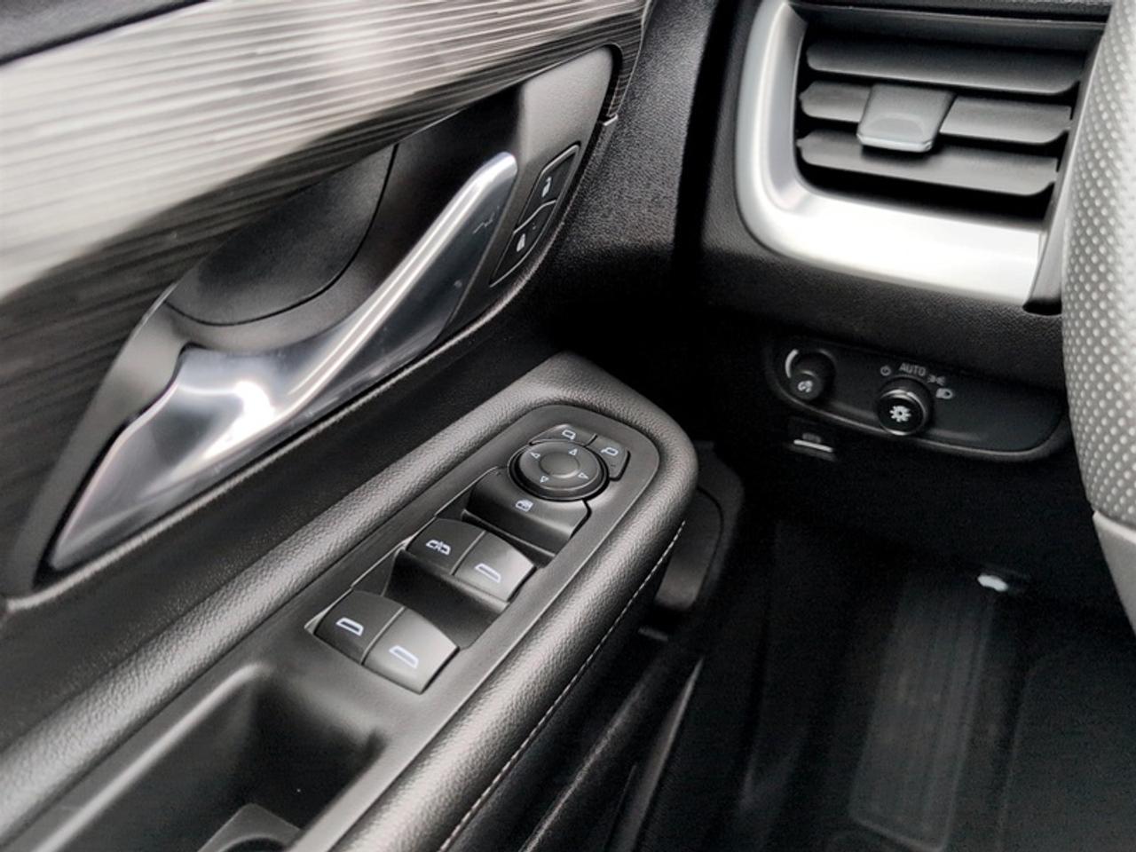 2024 GMC Terrain SLE  **CLEAN CARFAX** Photo