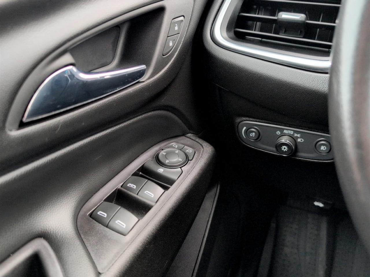 2020 Chevrolet Equinox LT  **CLEAN CARFAX** Photo