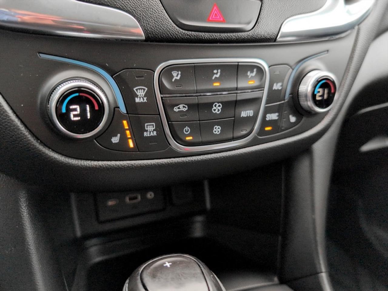 2020 Chevrolet Equinox LT  **CLEAN CARFAX** Photo
