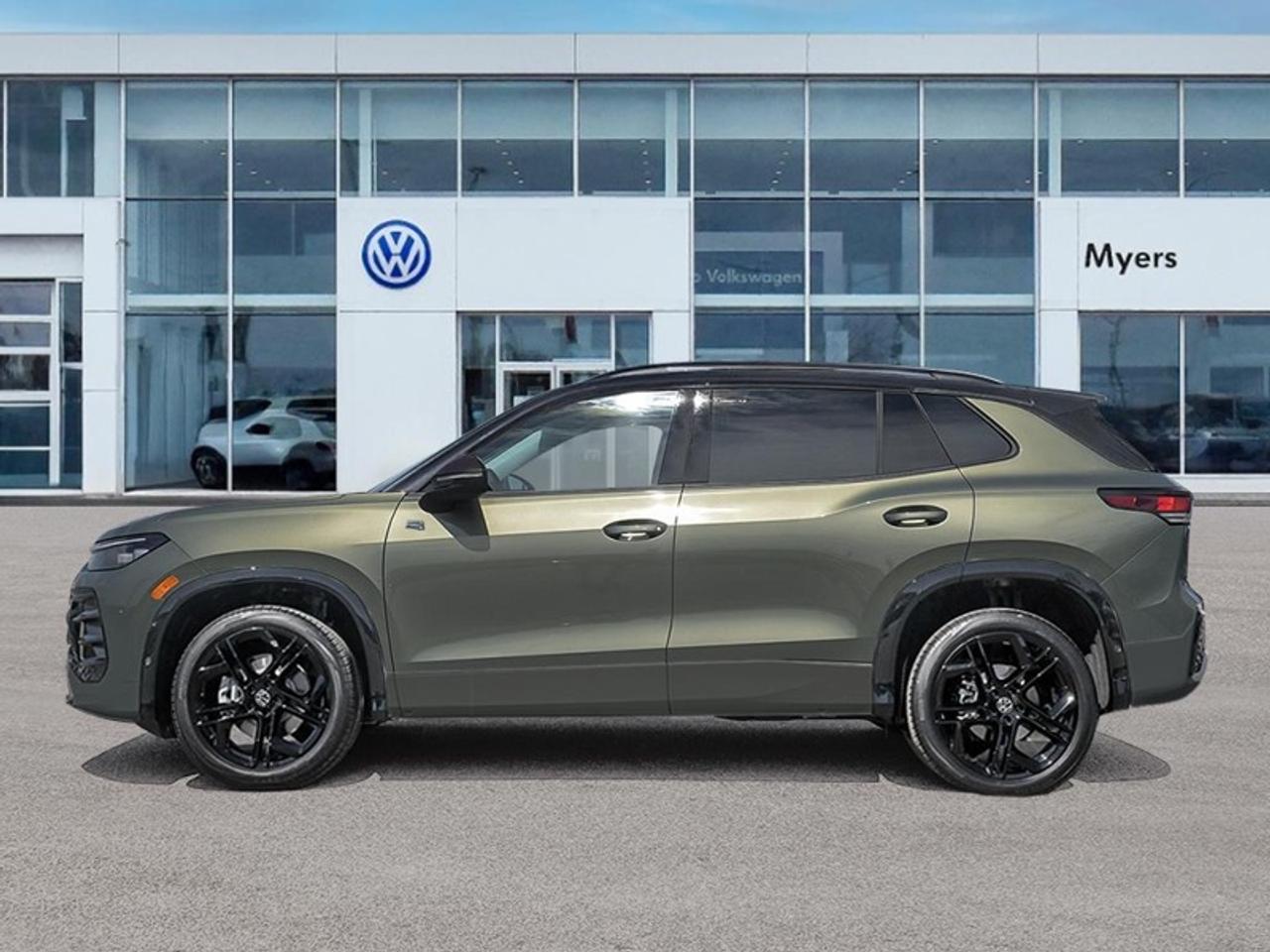 2026 Volkswagen Tiguan Comfortline R-Line Black Edition Photo2