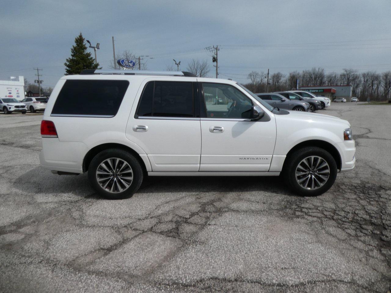2016 Lincoln Navigator Select | Heated Seats | Backup Cam | Nav | Photo