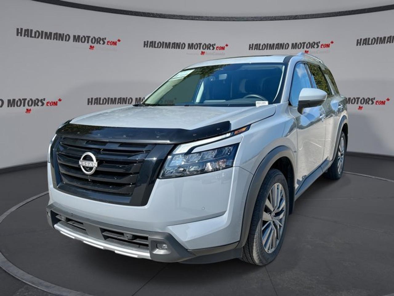 2025 Nissan Pathfinder SL 4WD | One owner | No accidents | Leather Seats Photo0