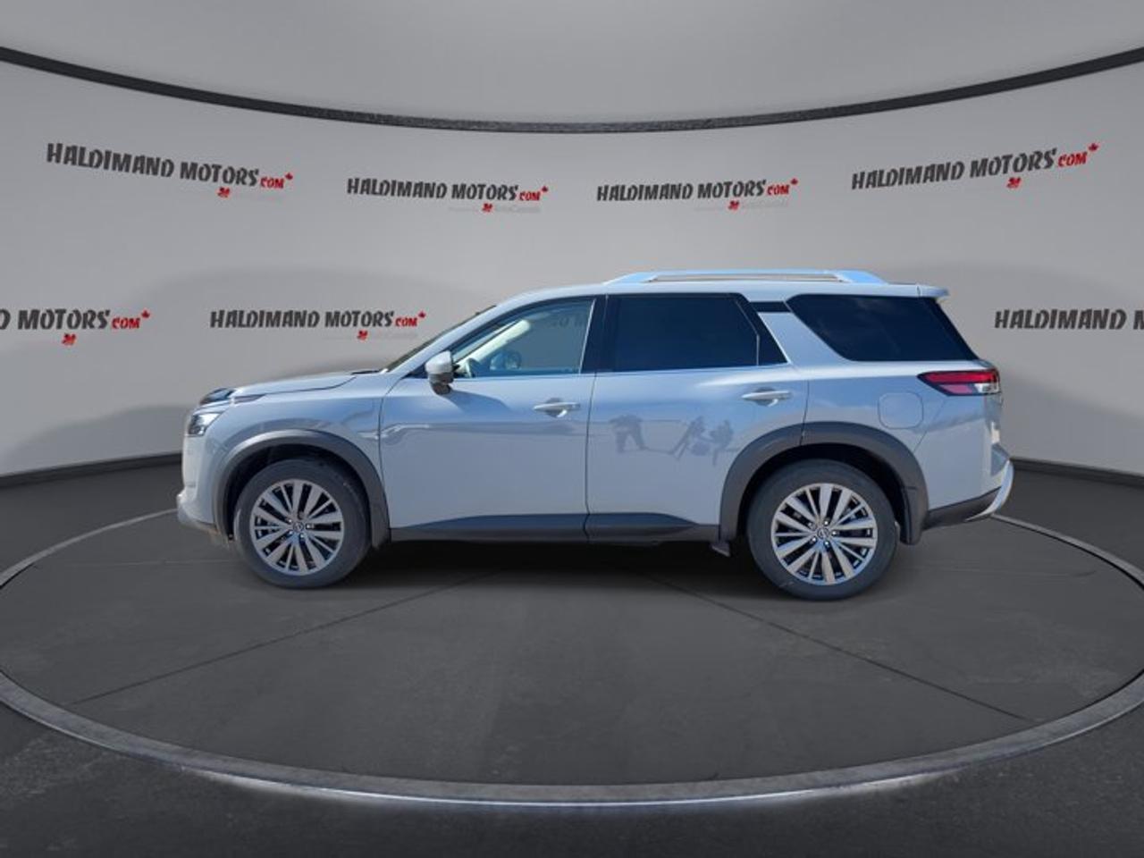 2025 Nissan Pathfinder SL 4WD | One owner | No accidents | Leather Seats Photo4