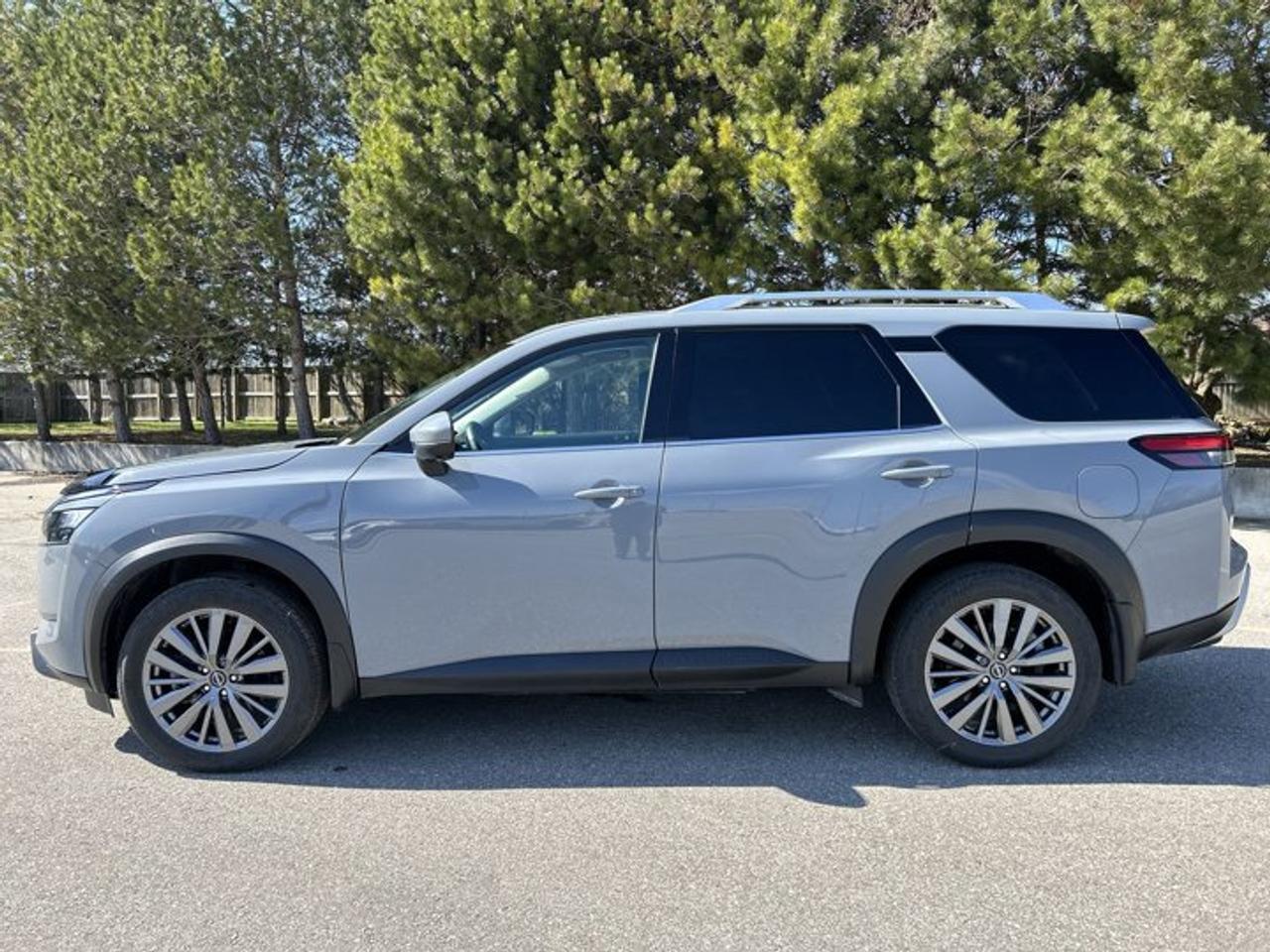 2025 Nissan Pathfinder SL 4WD | One owner | No accidents | Leather Seats Photo