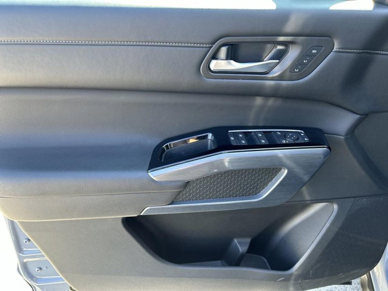 2025 Nissan Pathfinder SL 4WD | One owner | No accidents | Leather Seats Photo