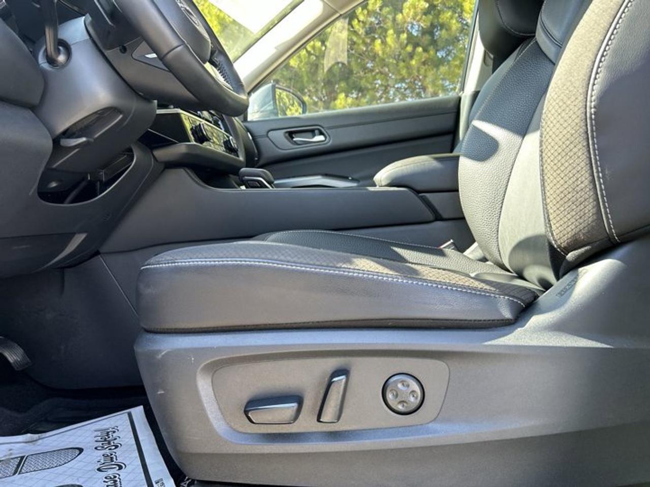 2025 Nissan Pathfinder SL 4WD | One owner | No accidents | Leather Seats Photo