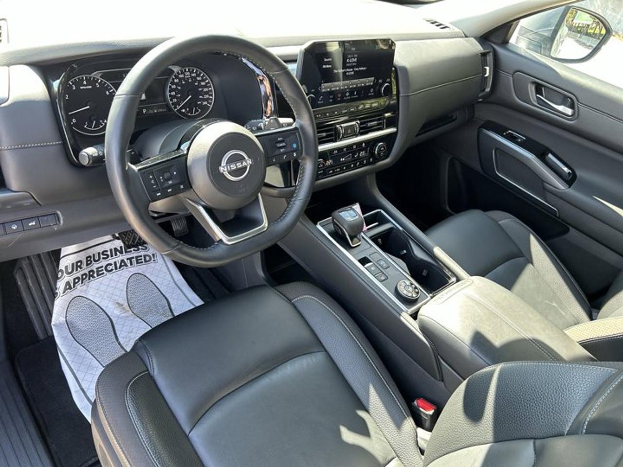 2025 Nissan Pathfinder SL 4WD | One owner | No accidents | Leather Seats Photo